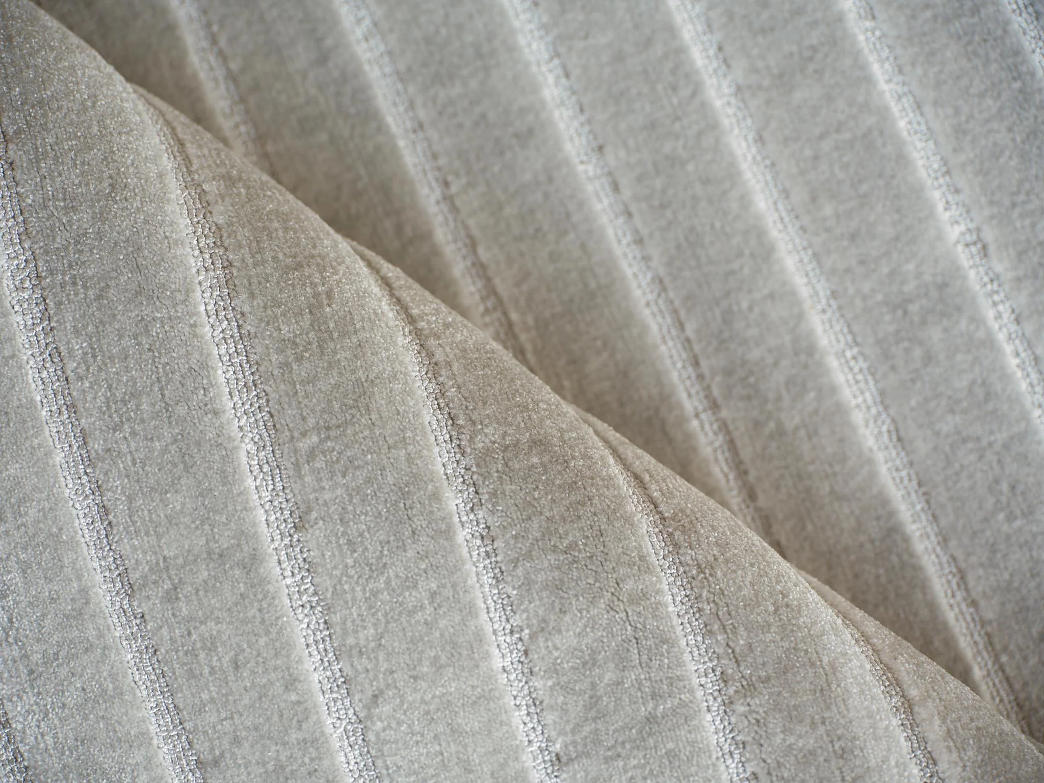 Exquisite Rugs Amani Modern Handmade Silky Nylon In 6764 Light Silver 15' X 12' Area Rug - Image 5