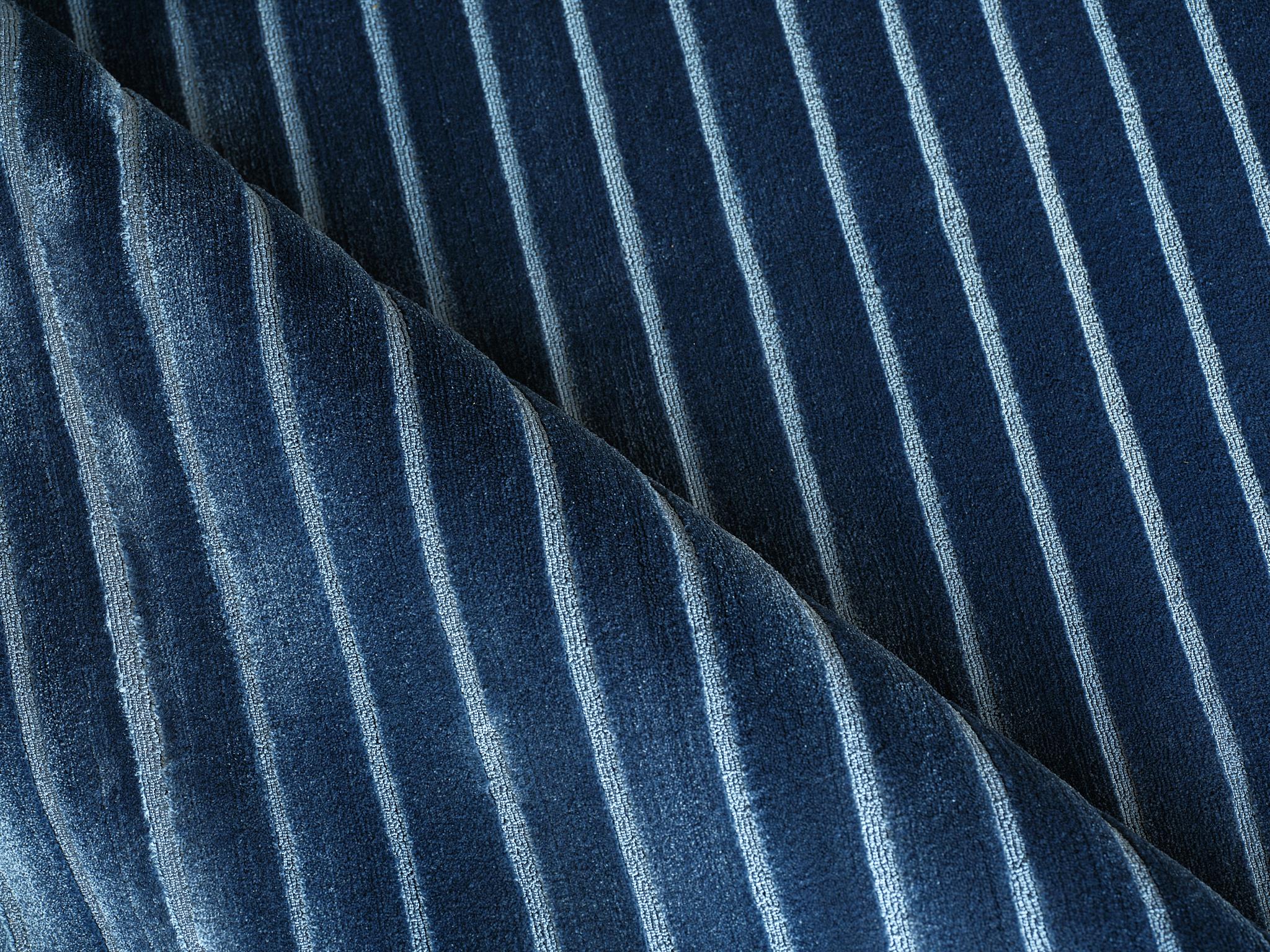 Exquisite Rugs Amani Modern Handmade Silky Nylon In 6765 Navy 5' X 4' Area Rug - Image 5