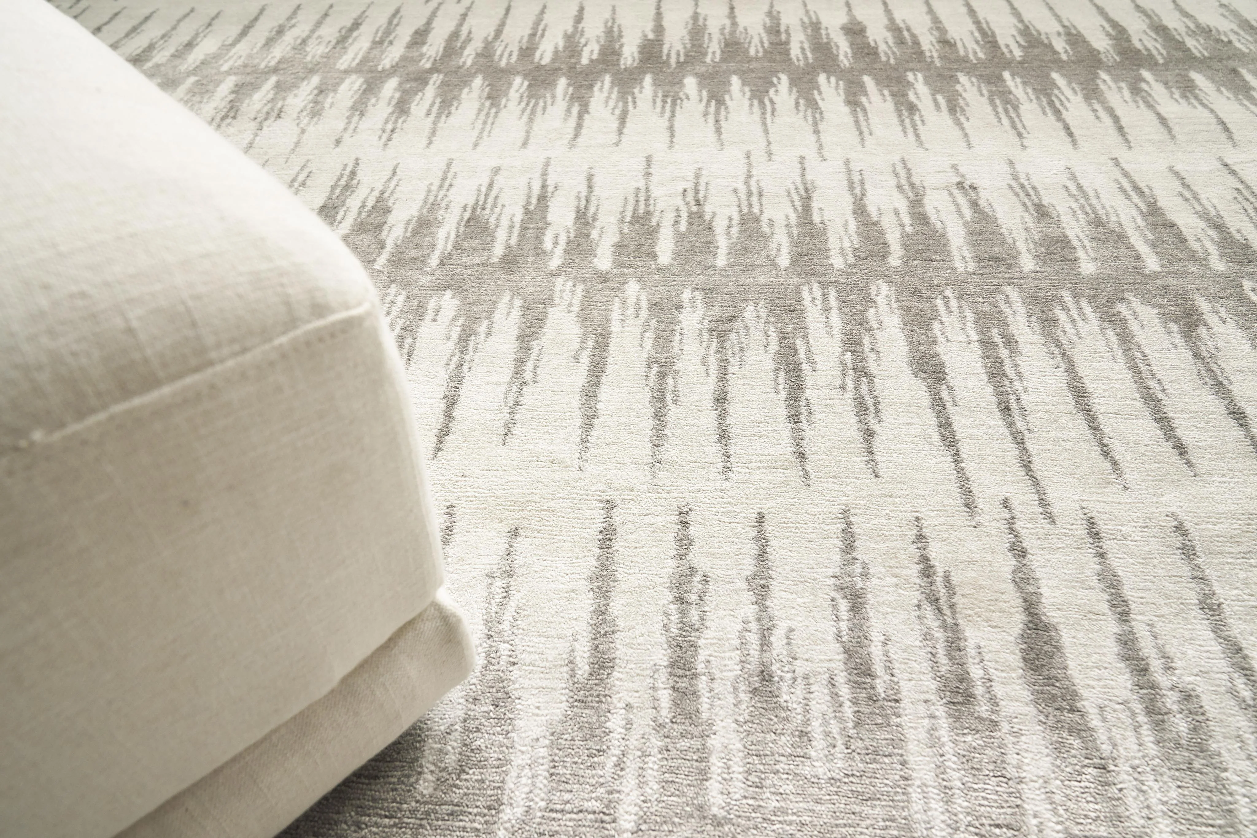 Exquisite Rugs Bamboo Silk Hand-Knotted 3288 Gray/Silver 10' X 8' Area Rug - Image 2