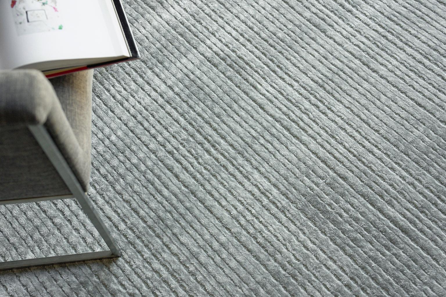 Exquisite Rugs Cabrini Modern Handloomed Shiny Nylon 6730 Light Silver 20' X 15' Area Rug - Image 2