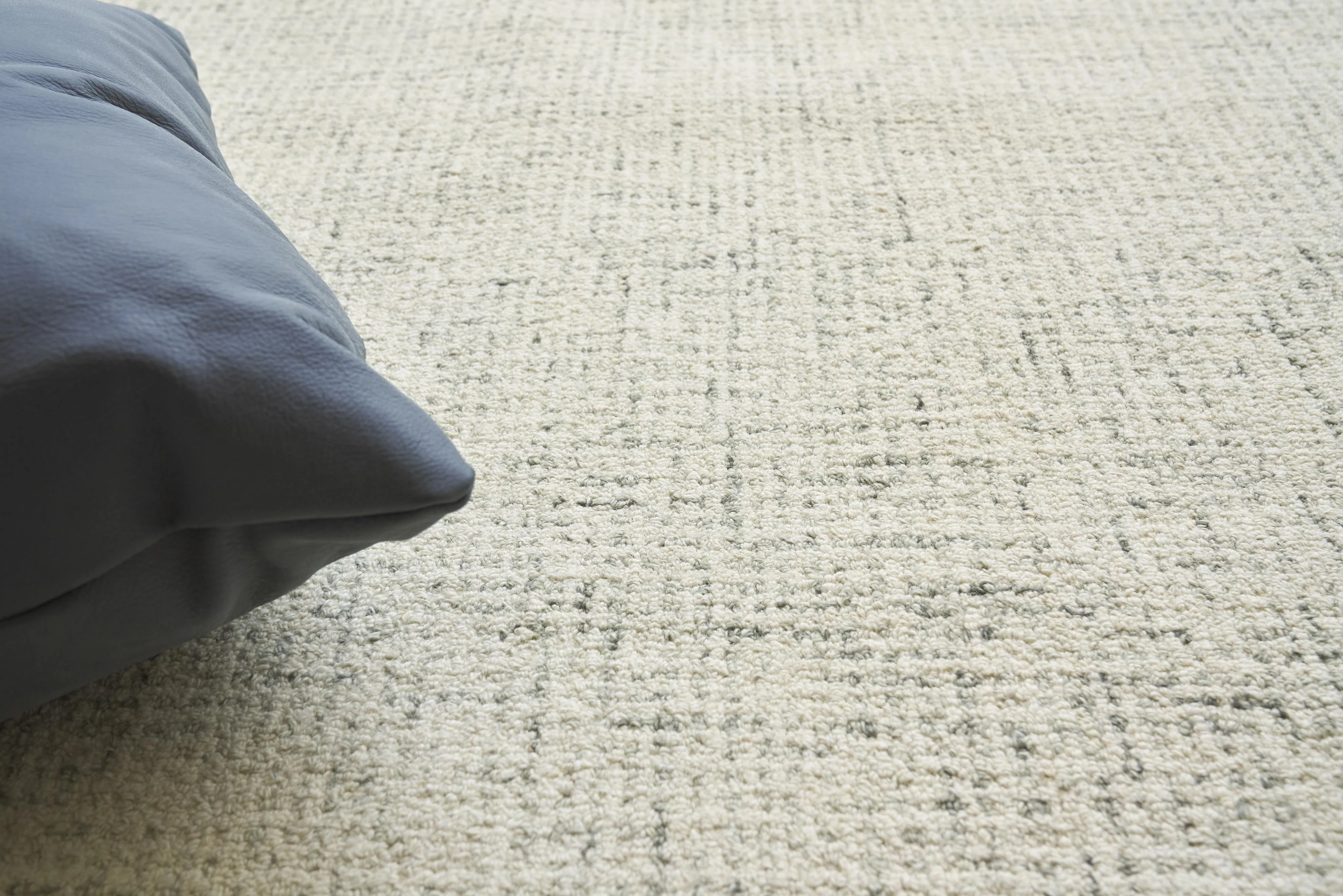 Exquisite Rugs Caprice Hand-Tufted New Zealand Wool 2718 Gray/Ivory 15' X 12' Area Rug - Image 2