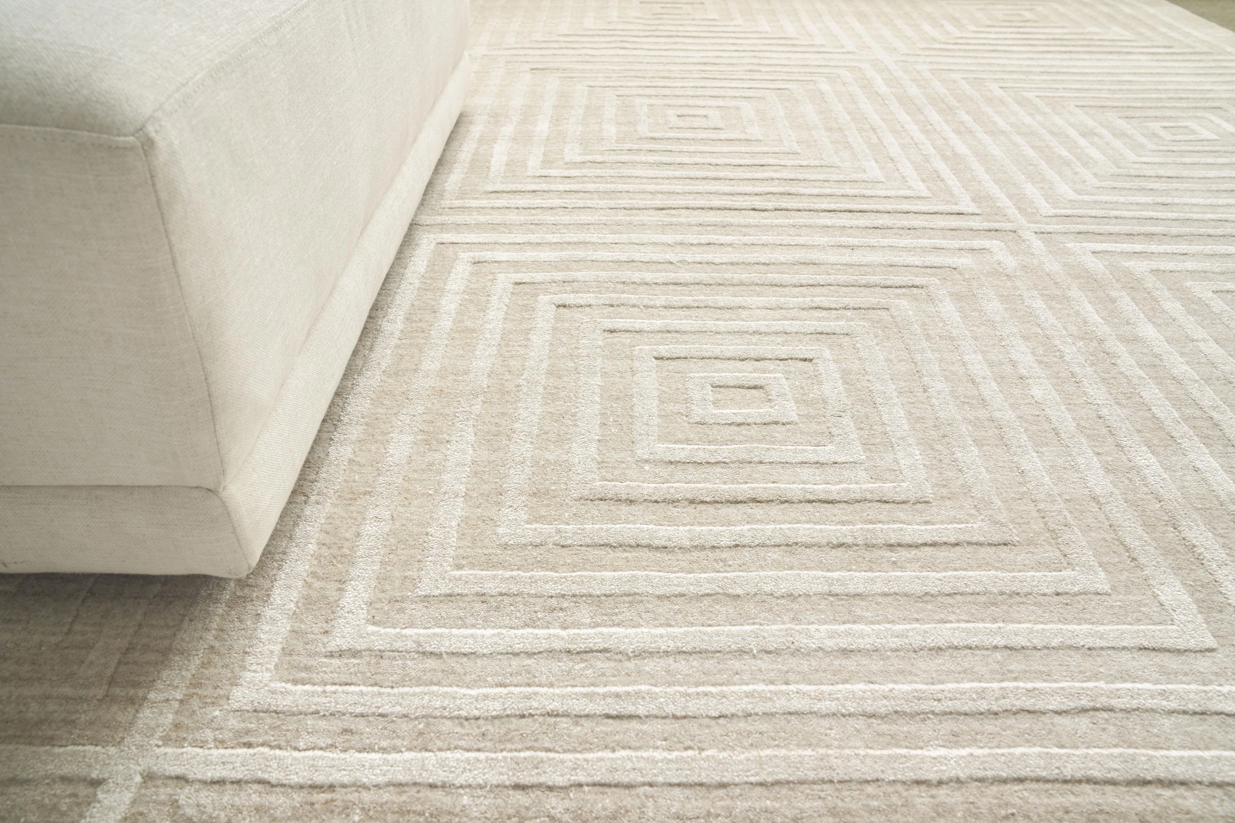 Exquisite Rugs Castelli Hand-Loomed Bamboo Silk/Wool 3973 Light Beige 9' X 6' Area Rug - Image 2