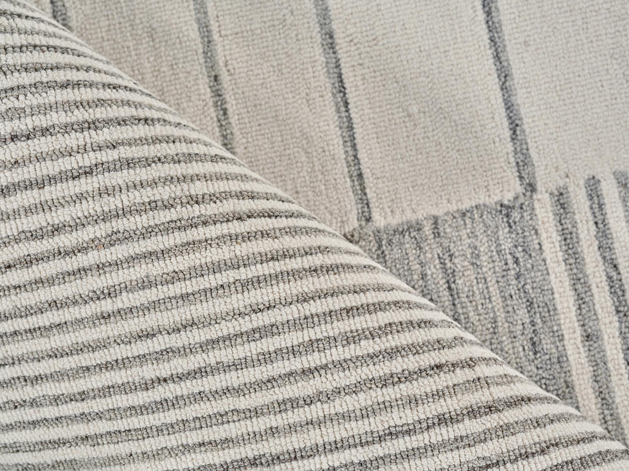 Exquisite Rugs Castine Handmade Hand-Tufted New Zealand Wool On Canvas 6875 Silver/Ivory 18' X 14' Area Rug - Image 5