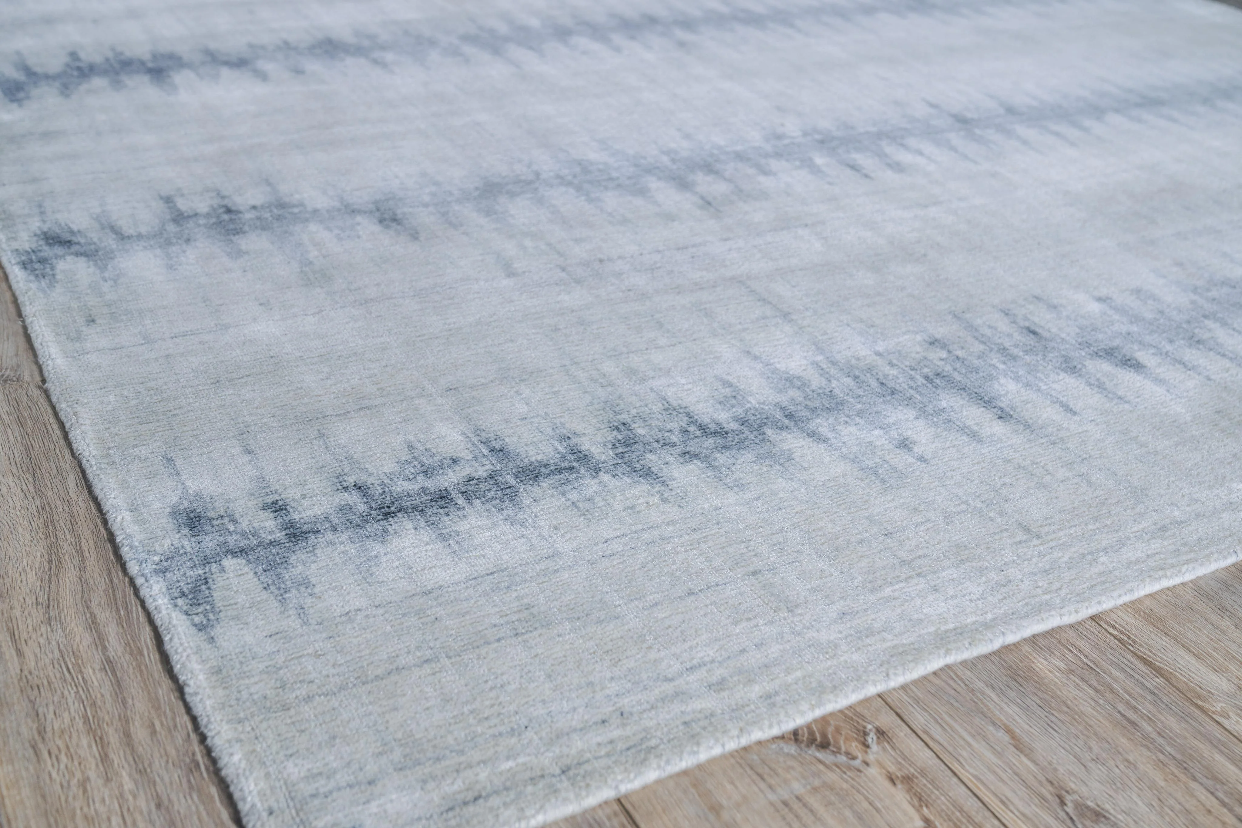 Exquisite Rugs Chroma Hand-Loomed Wool/Bamboo Silk 4735 Light Blue 6' X 4' Area Rug - Image 3