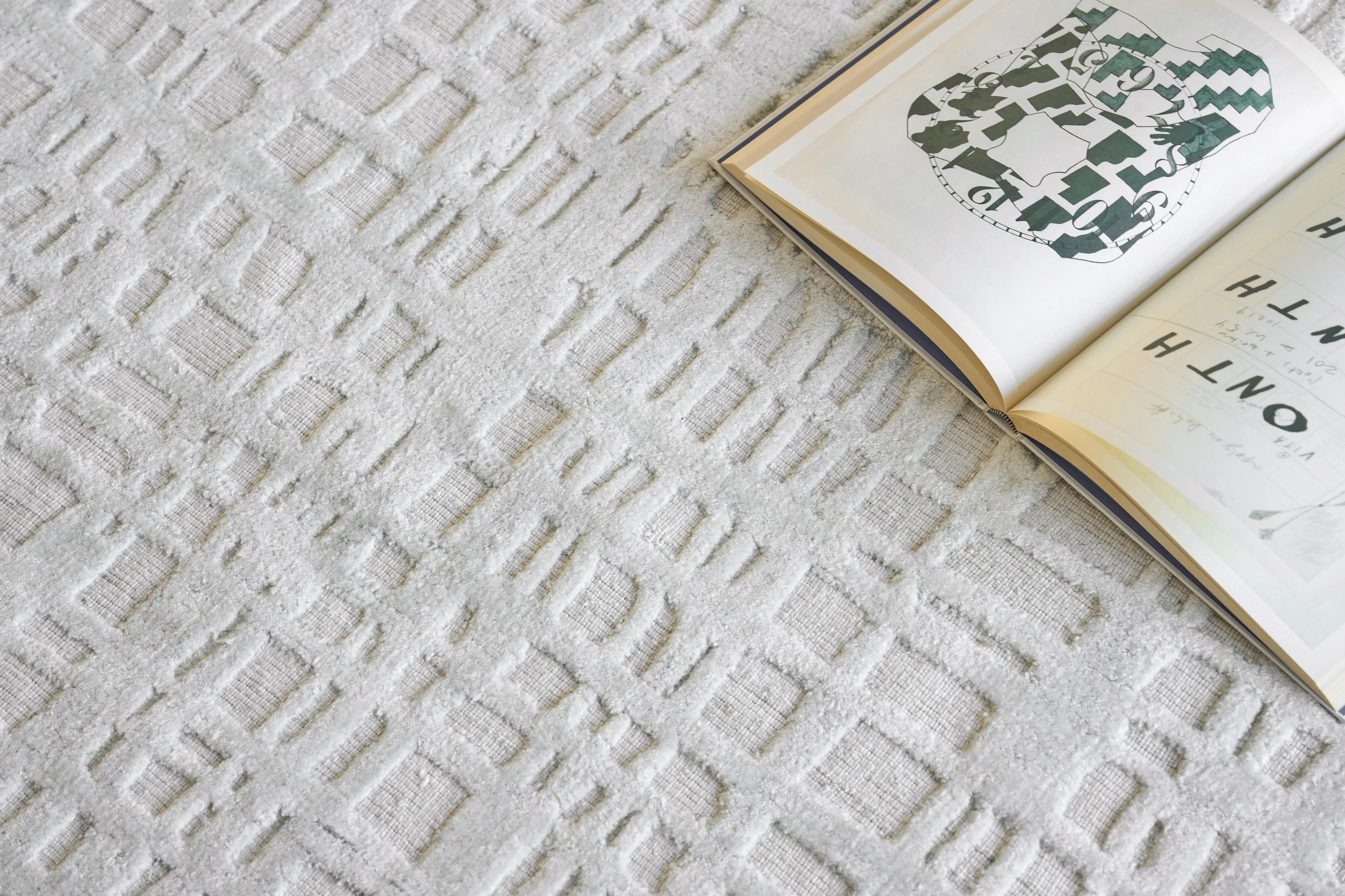 Exquisite Rugs Crescendo Hand-Loomed Bamboo Silk 5323 Ivory 12' X 9' Area Rug - Image 2