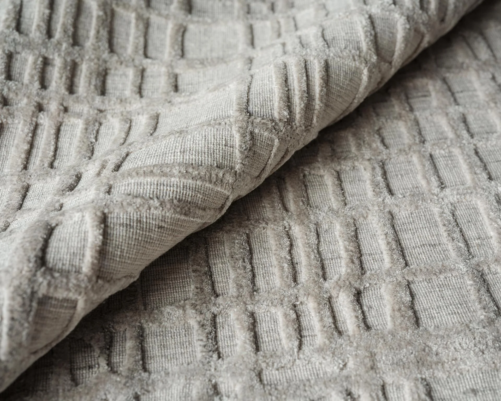 Exquisite Rugs Crescendo Hand Loomed Bamboo Silk In 5325 Silver 6' X 4' Area Rug - Image 2