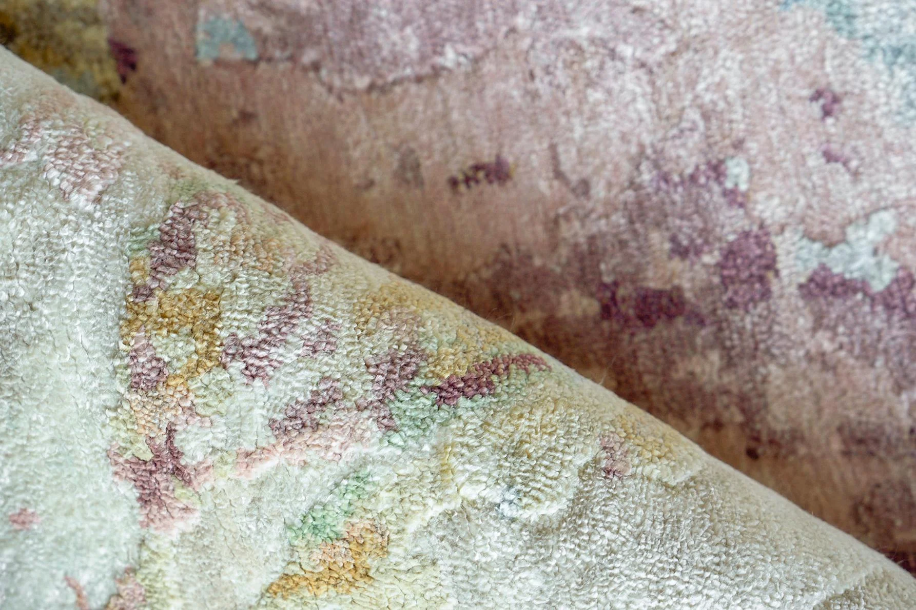 Exquisite Rugs Floor Art Hand-Knotted Bamboo Silk 6880 Silver/Blush 9' X 6' Area Rug - Image 5