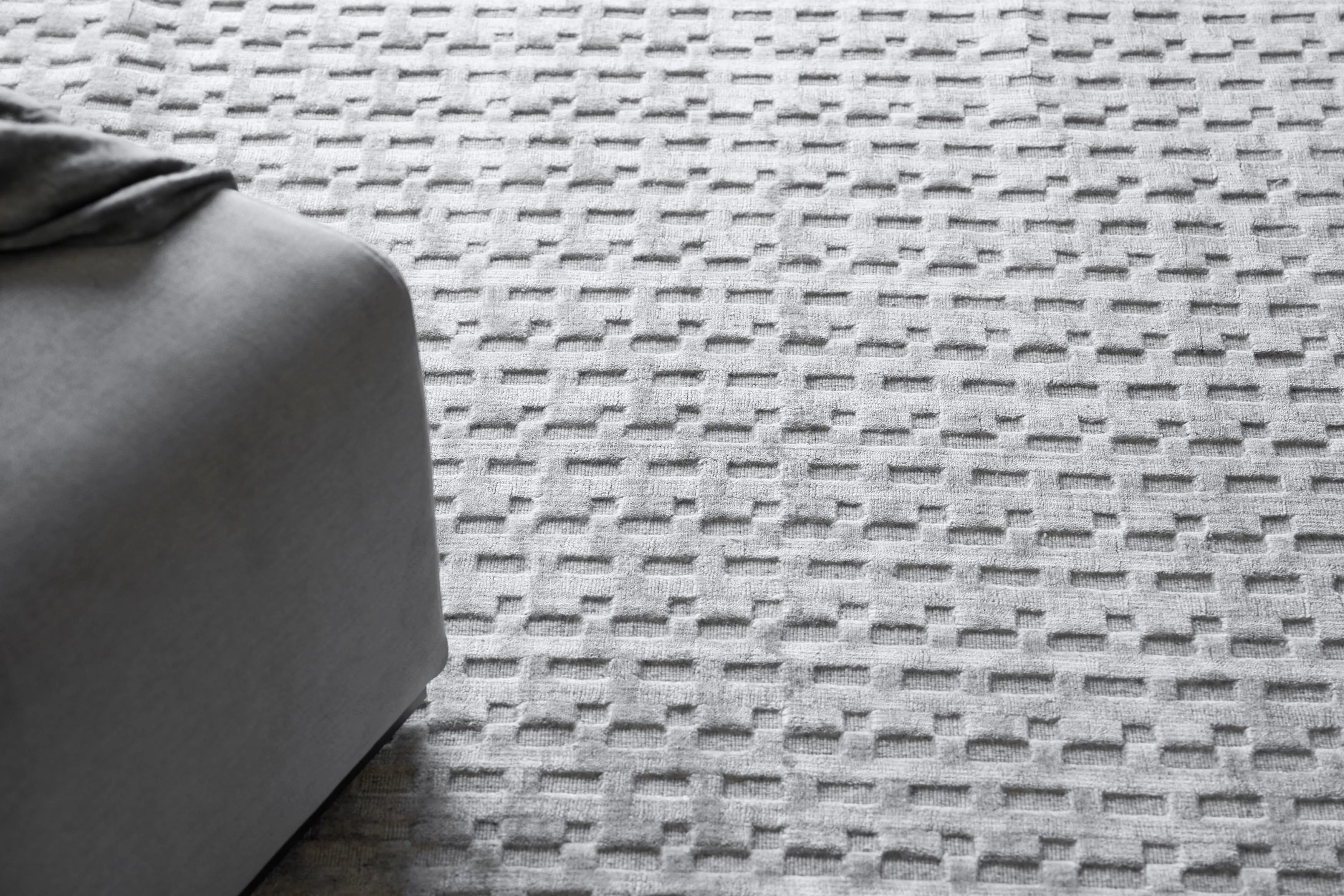 Exquisite Rugs Monroe Silk Handloomed Bamboo Silk And New Zealand Wool 5625 Light Silver 12' X 9' Area Rug - Image 2