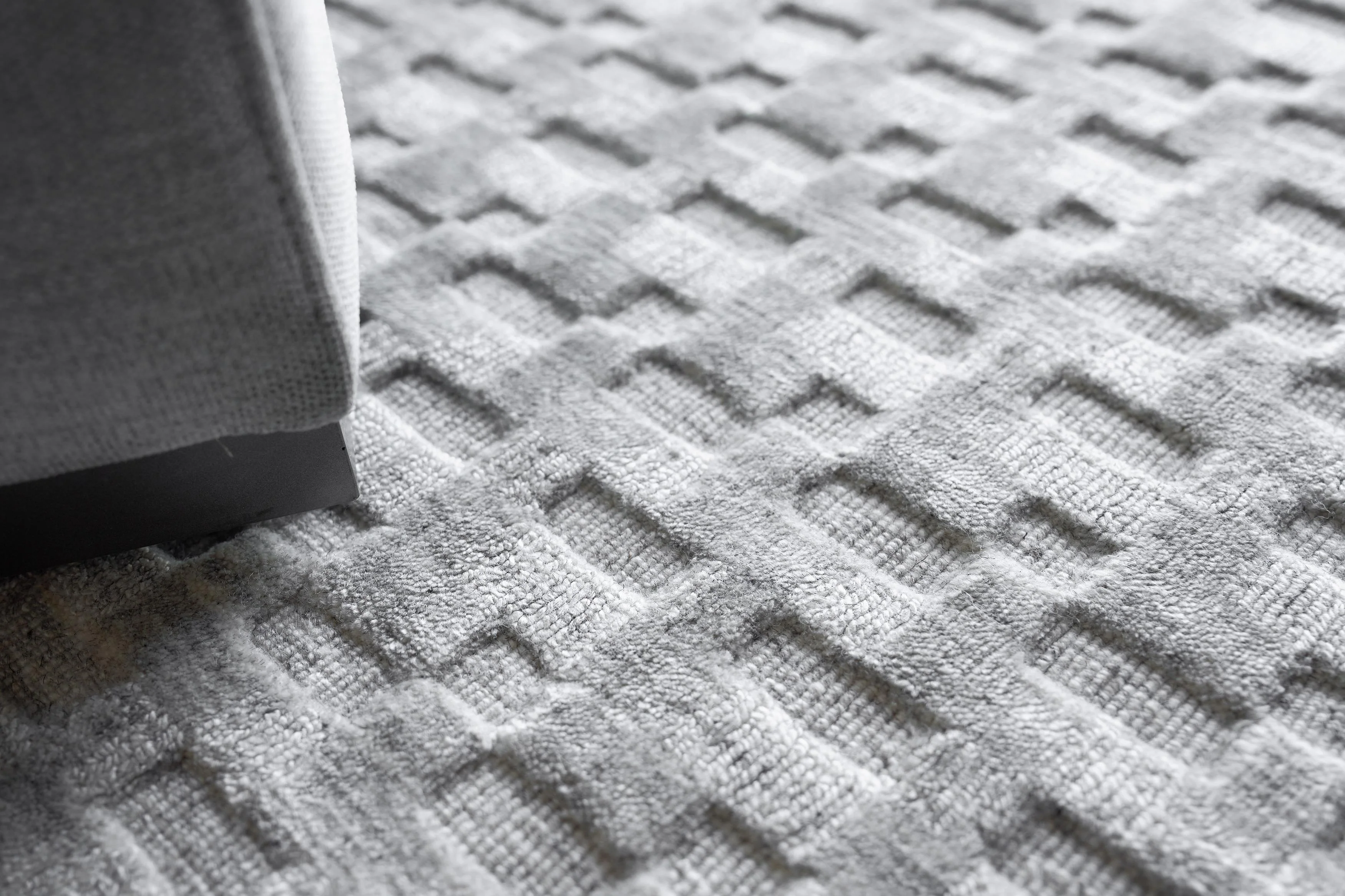 Exquisite Rugs Monroe Silk Handloomed Bamboo Silk And New Zealand Wool 5625 Light Silver 12' X 9' Area Rug - Image 8