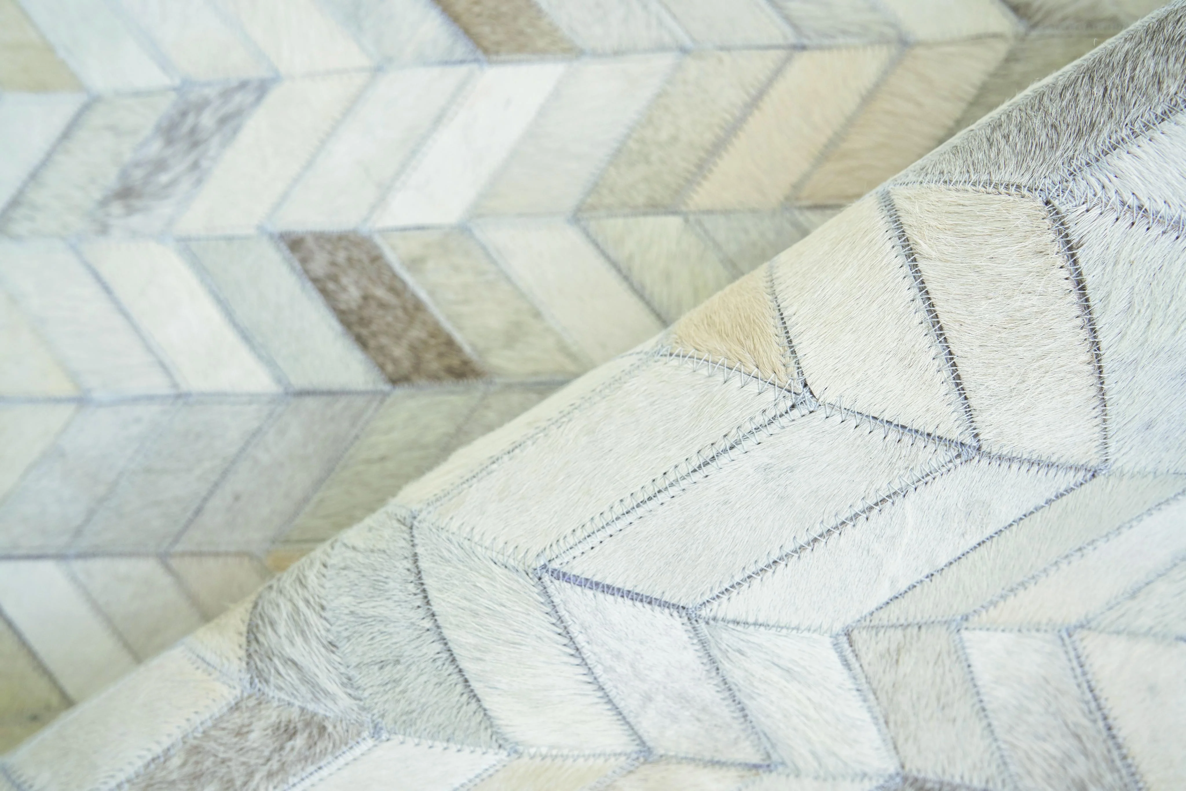 Exquisite Rugs Mosaic Leather Handmade Leather Hide In 4062 Silver 8' X 5' Area Rug - Image 5
