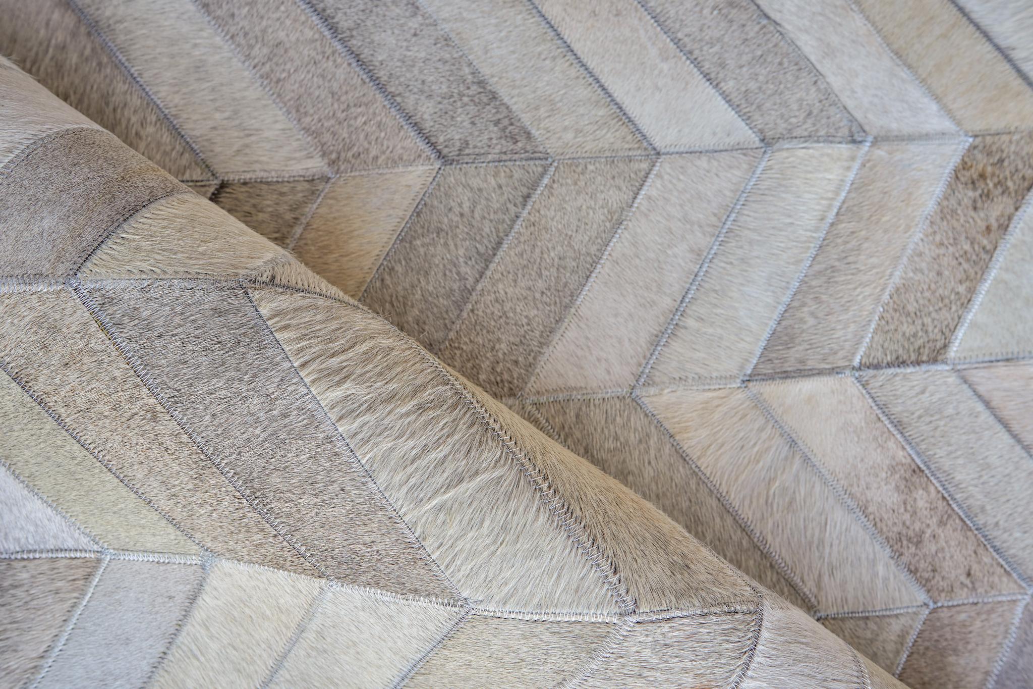 Exquisite Rugs Natural Hide Hand-Stitched Leather Hide 9761 White/Silver 13.5' X 9.5' Area Rug - Image 4