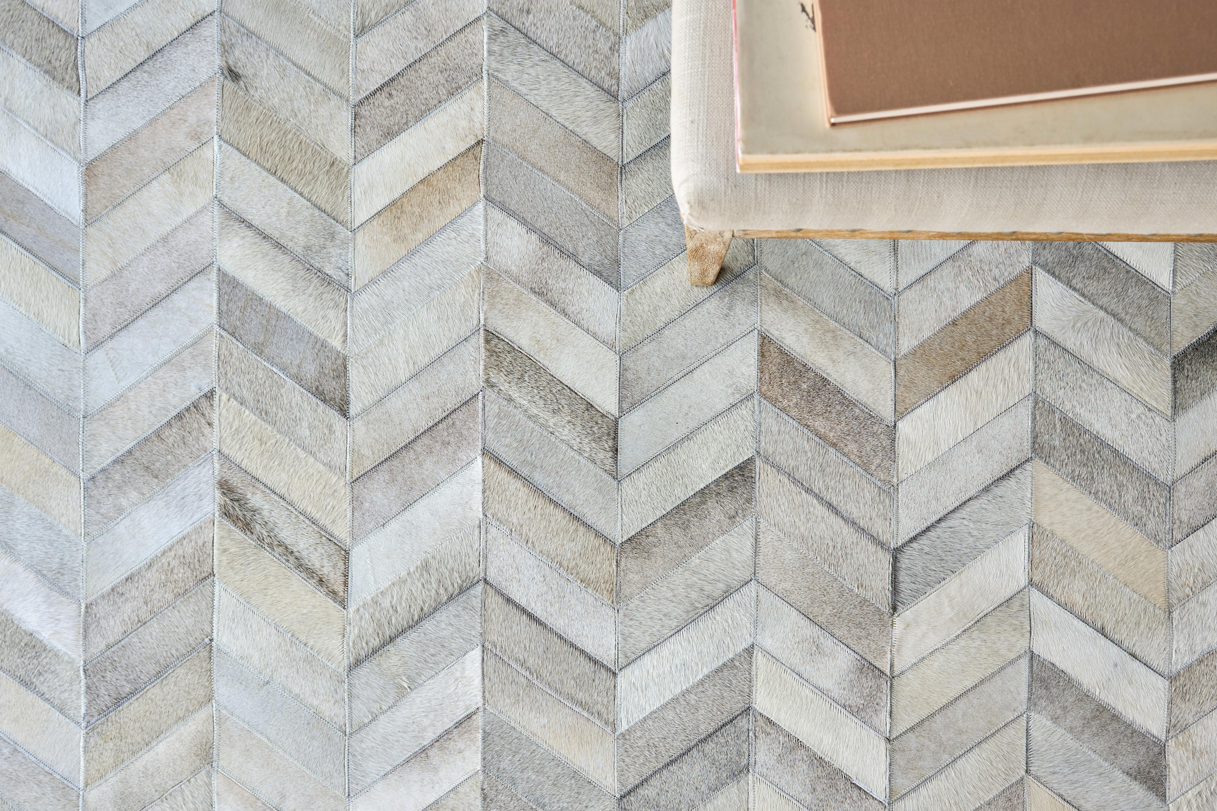 Exquisite Rugs Natural Hide Hand-Stitched Leather Hide 9761 White/Silver 14.5' X 11.5' Area Rug - Image 2
