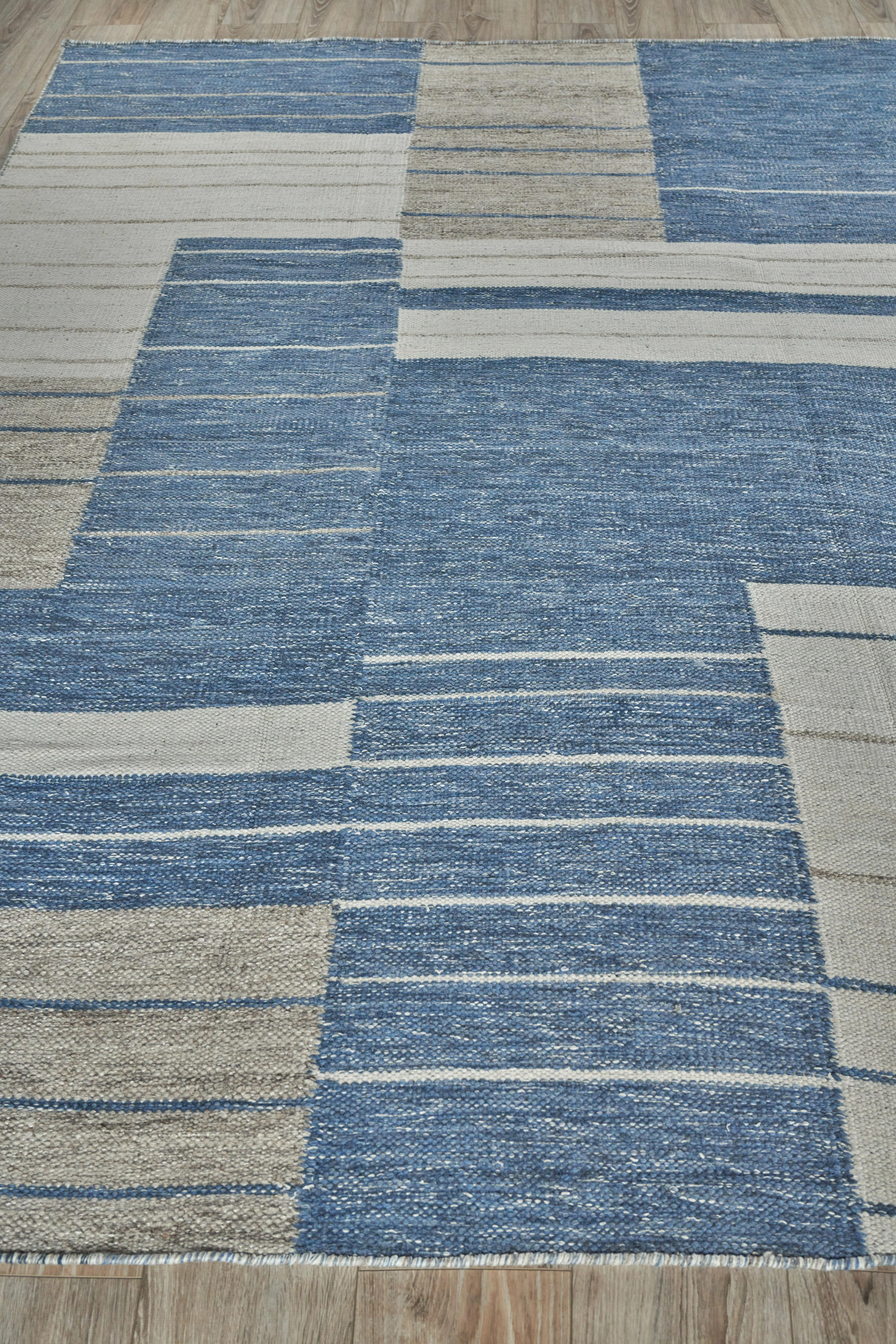 Exquisite Rugs Scandinavian Hand Loomed New Zealand Wool In 4992 Blue/Ivory 6' X 4.25' Area Rug - Image 4