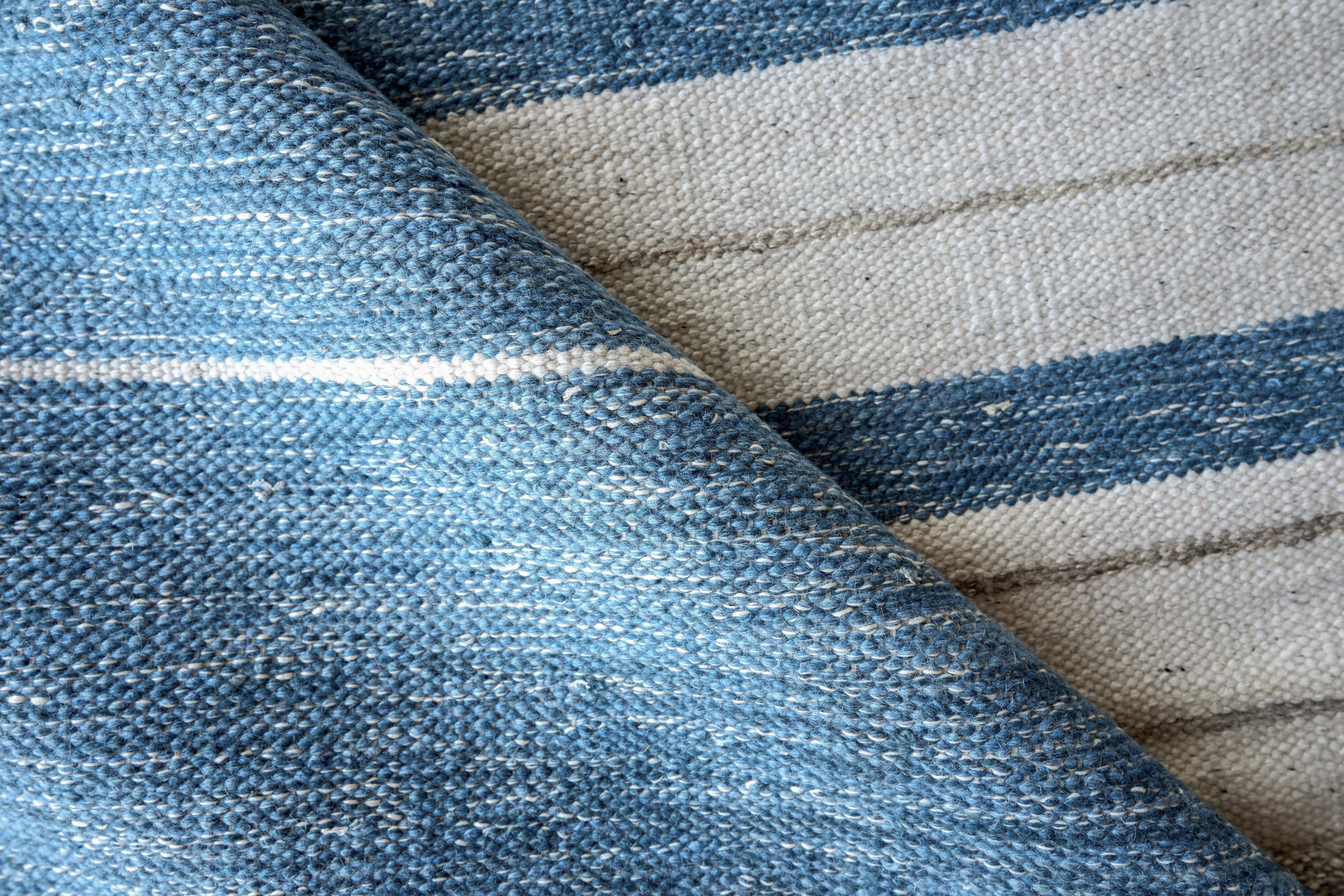 Exquisite Rugs Scandinavian Hand Loomed New Zealand Wool In 4992 Blue/Ivory 6' X 4.25' Area Rug - Image 5