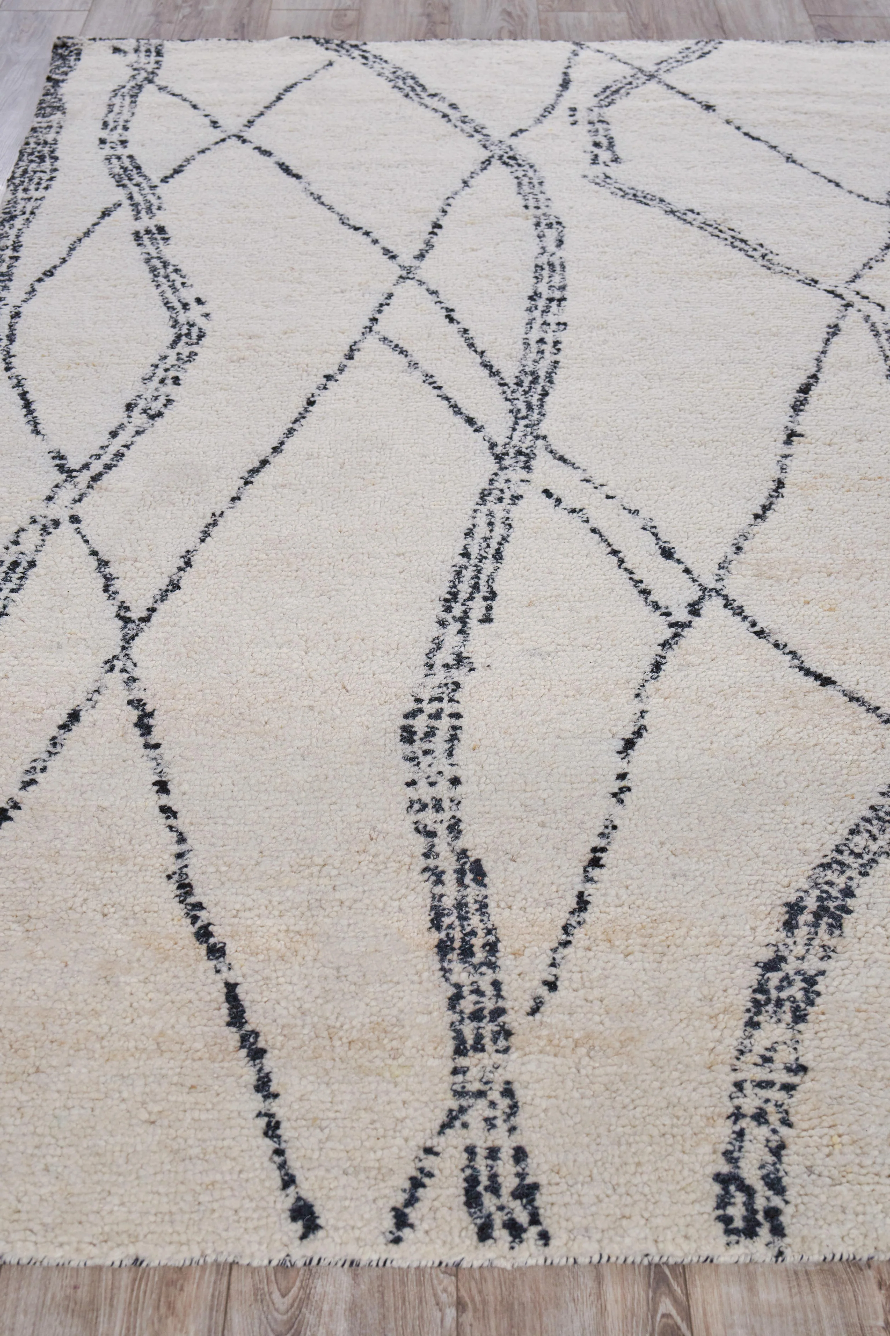 Exquisite Rugs Tahoe Hand-Knotted Wool 5560 Ivory/Black 9' X 6' Area Rug - Image 4