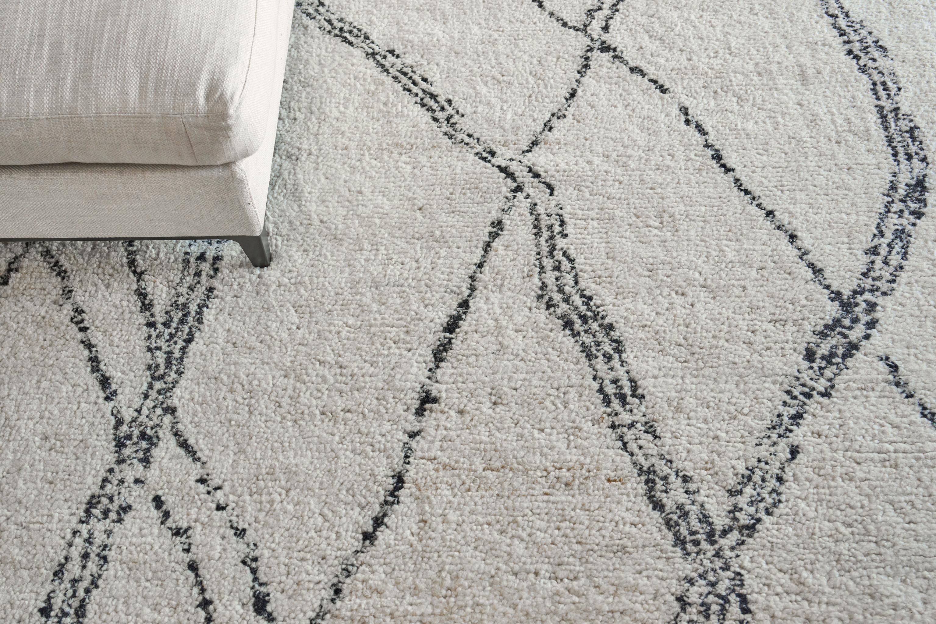 Exquisite Rugs Tahoe Hand-Knotted Wool 5560 Ivory/Black 9' X 6' Area Rug - Image 7