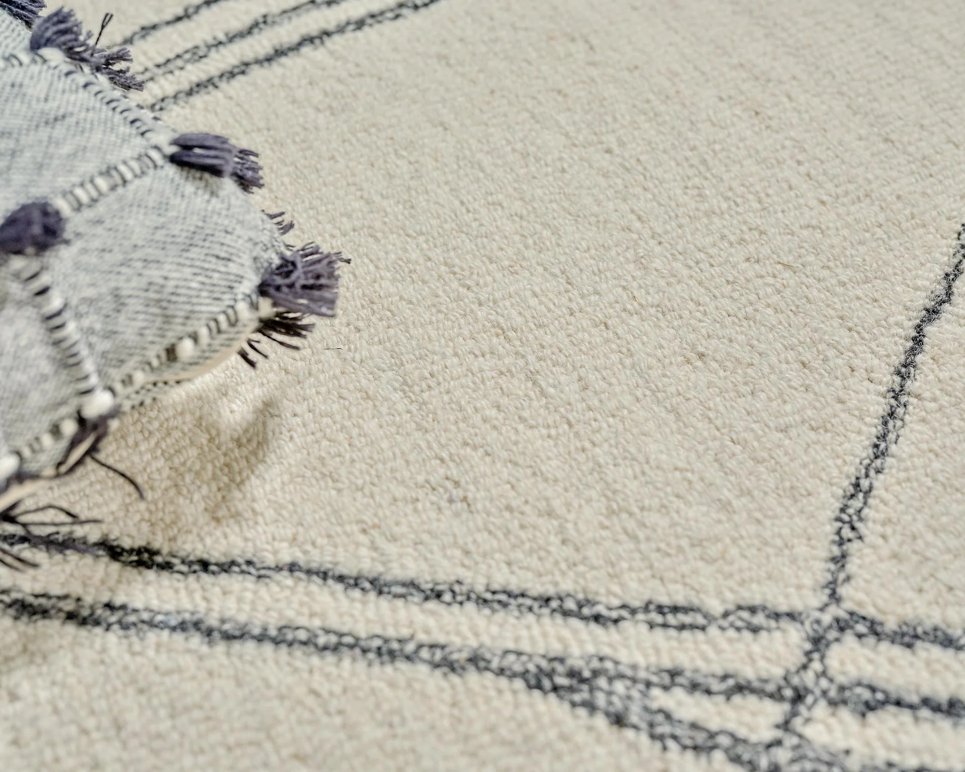 Exquisite Rugs Tangiers Handmade Hand-Tufted New Zealand Wool On Canvas 6861 Ivory/Black 20' X 15' Area Rug - Image 8