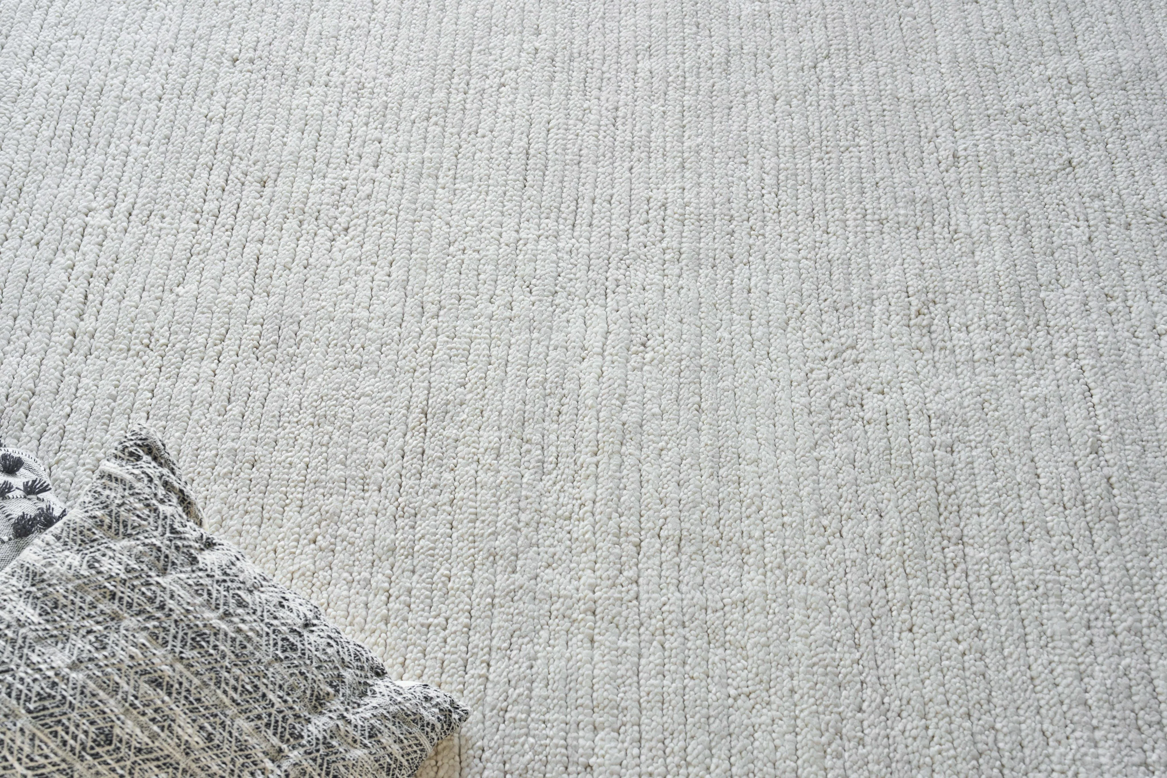 Exquisite Rugs Urth Hand-Loomed New Zealand Wool 5396 Cream 8' X 10' Area Rug - Image 2