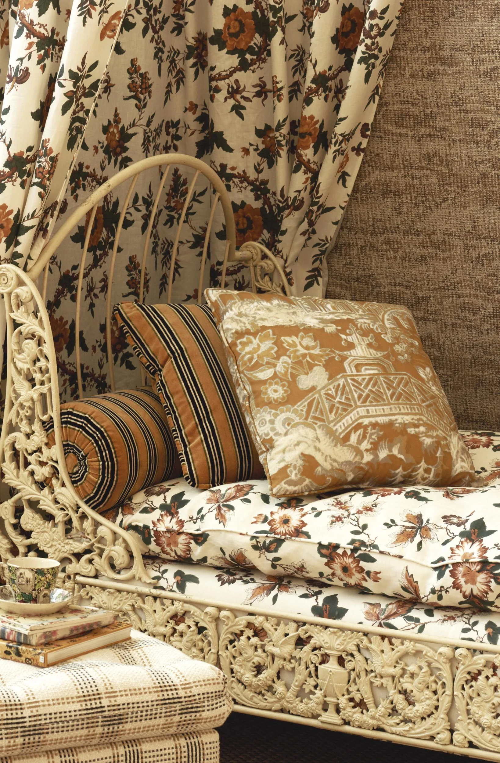 Gaston Y Daniela Tucha Fondo Oro/Verde Upholstery Fabric - Image 4
