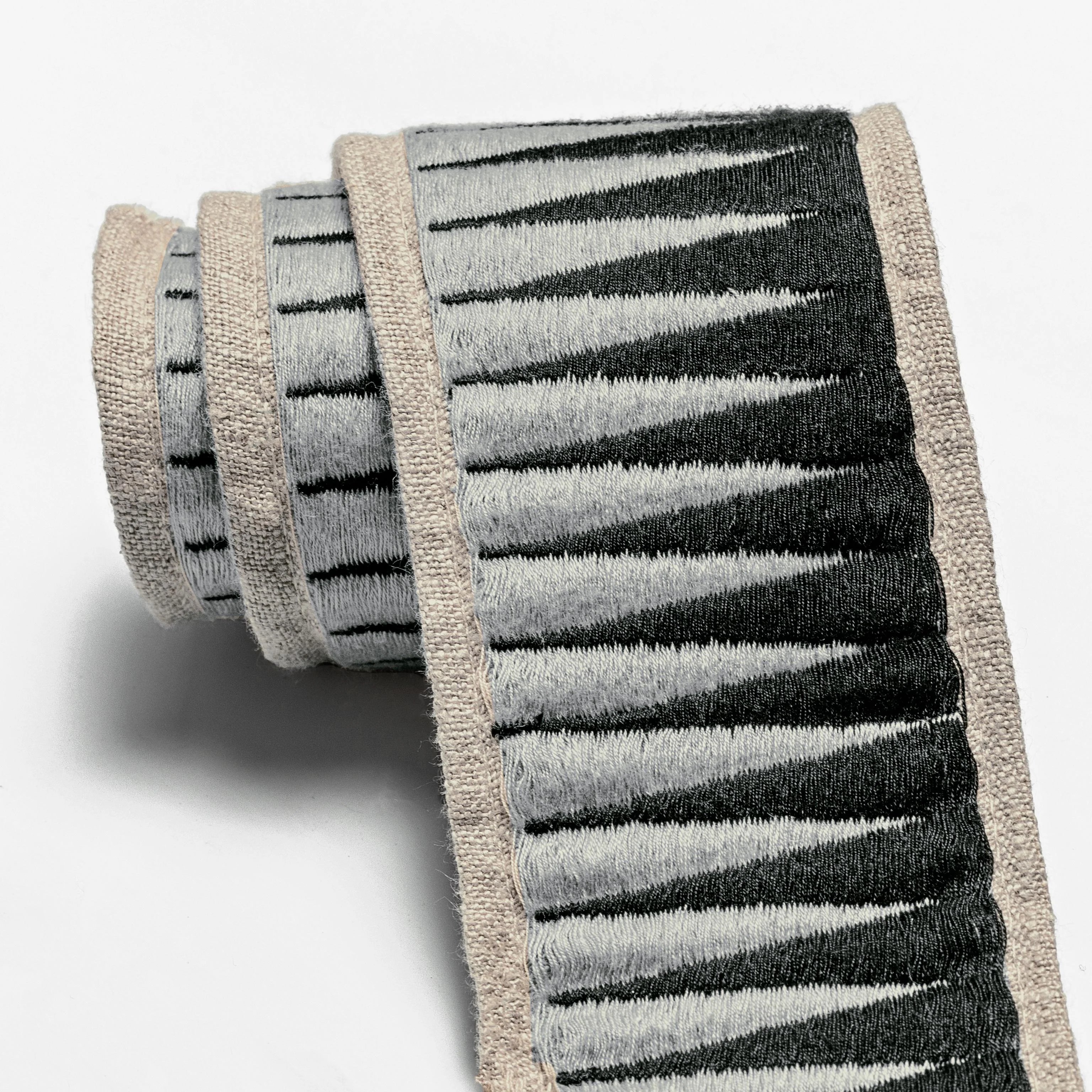 Lee Jofa Bravado Tape Ebony Graphite Trim - Image 3