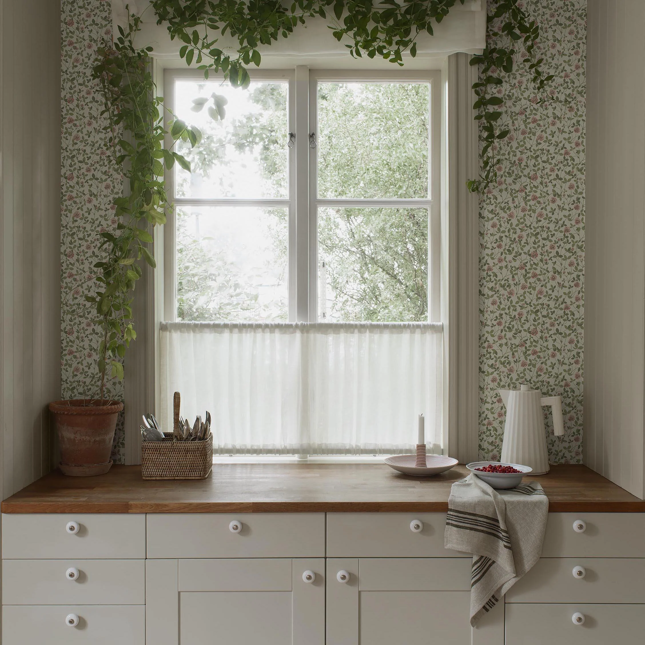 Schumacher Klöver Leaf Wallpaper - Image 4