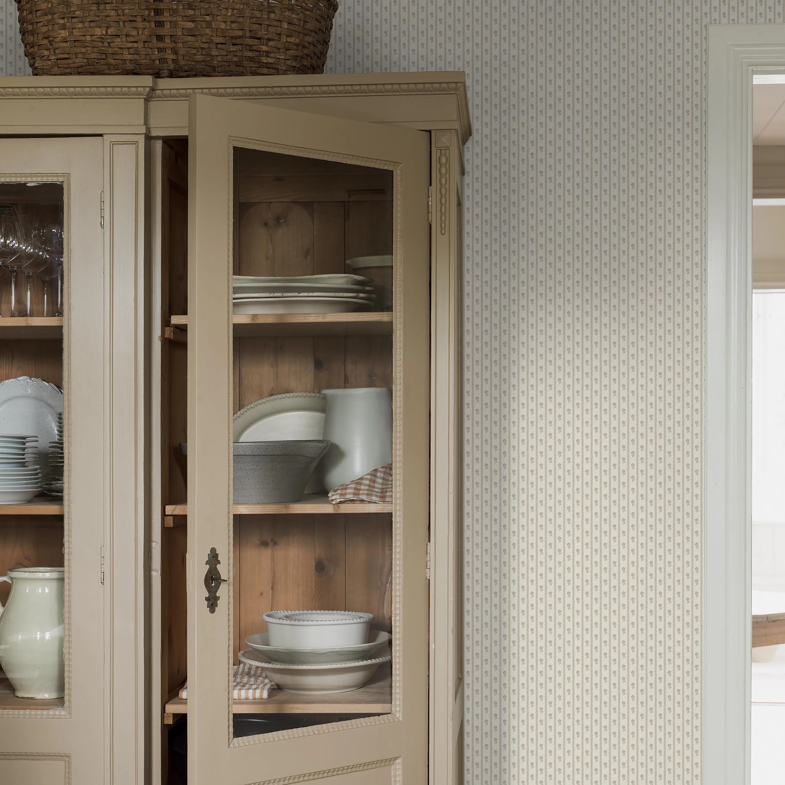 Schumacher Lilla Lyckan Natural Wallpaper - Image 3