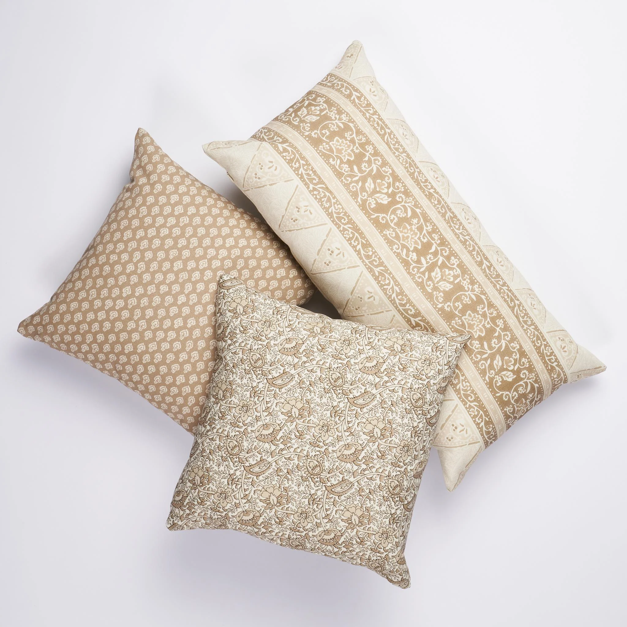 Schumacher Neutral 14" X 14" Daisy I/O Pillow - Image 6